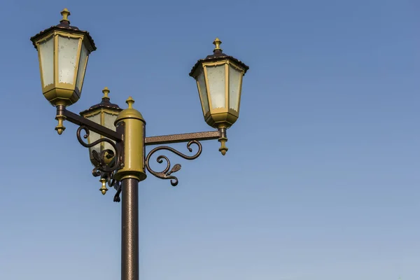 Lámpara de calle antigua estilizada contra —  Fotos de Stock