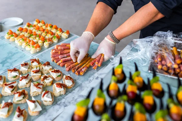 Un cameriere in guanti a un banchetto prepara un tavolo — Foto Stock