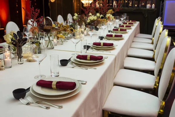 A decorated table decorated with flowers and cloth napkins — Stock Photo, Image