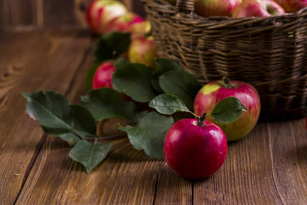 Äpfel auf dem Tisch — Stockfoto