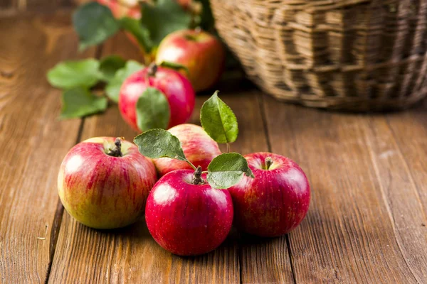 Яблоки на столе — стоковое фото