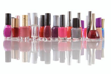 renkli tırnak cilaları izole beyaz arka planda yansıma ile