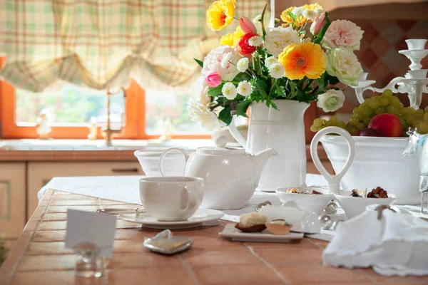 Tablo yemekleri ile mutfakta