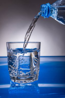 bir cam kabı temiz su dökme