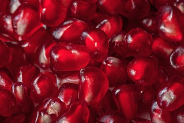 Kırmızı nar taneleri