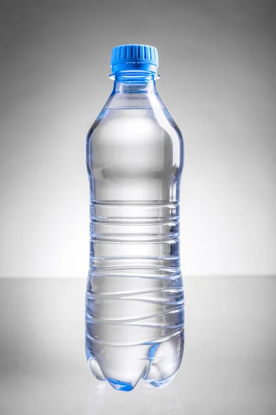 Berrak su plastik şişelerde — Stok fotoğraf