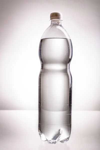 Berrak su plastik şişelerde — Stok fotoğraf