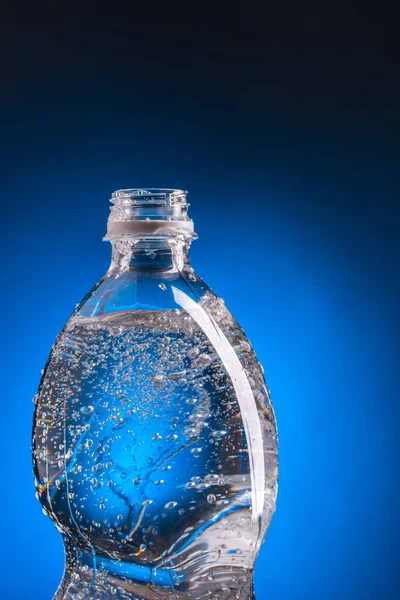 Plastik şişe, su şeffaf plastik kaplar — Stok fotoğraf