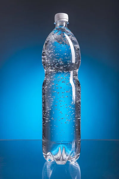 Plastik şişe, su şeffaf plastik kaplar — Stok fotoğraf