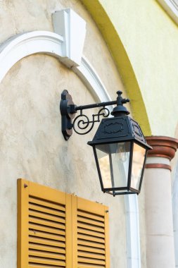 Duvardaki açık sokak lambası