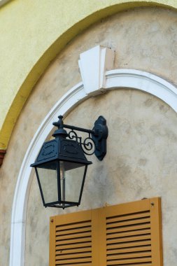 çatı altında stilize sokak lambası