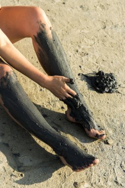Bacaklarını el ile tedavi için tıbbi çamur