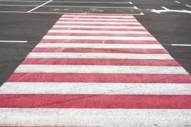 asfalt üzerinde bir yaya geçidi, işaretleme