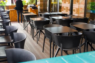 Bir kafede masa ve sandalyeler