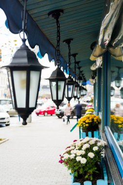 çatı altında stilize sokak lambası