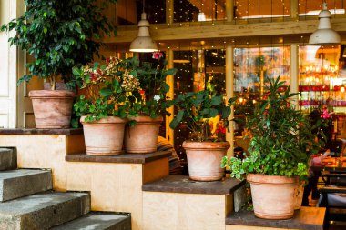 çiçek süsleyen küvetler