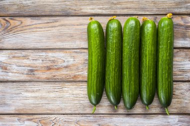 Yeşil salatalık salatası