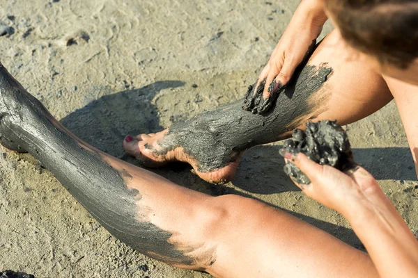 Medicinsk lera på hennes ben för manuell behandling — Stockfoto
