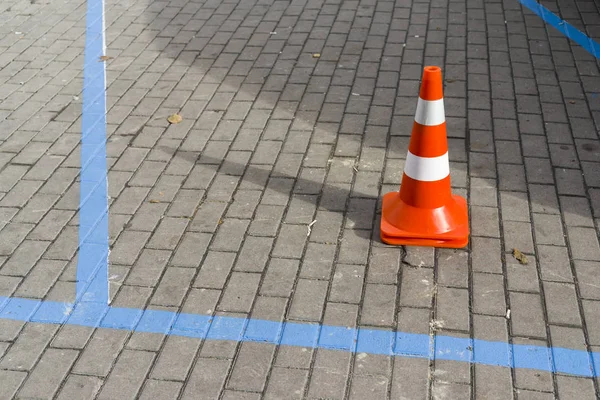 Oznaczenia samochodów na kamieniu płytki ze stożkiem samochodu — Zdjęcie stockowe