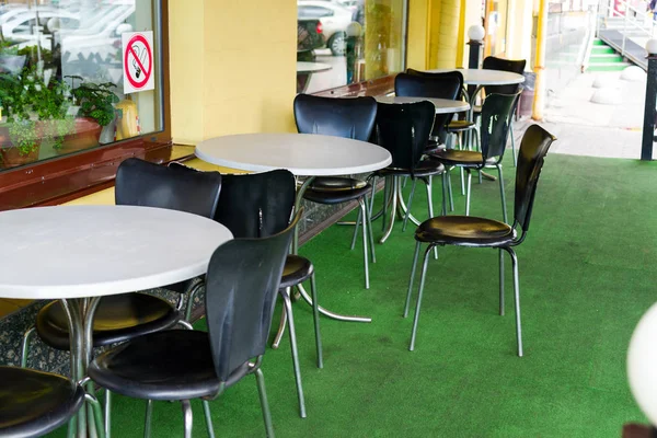 Tables et chaises dans un café — Photo