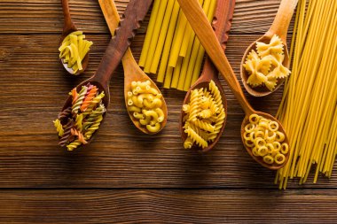 çeşitli farklı un pişmemiş makarna