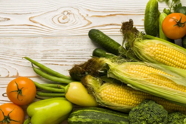 Taze Sebze bahçesinden, Mısır koçanı domates ve salatalık ve lahana, tatlı biber ve kabak ile çeşitli.