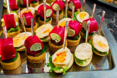 açık büfe masada soğuk mezeler