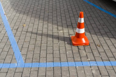 bir araba koni ile araba işaretler bir taş döşeme