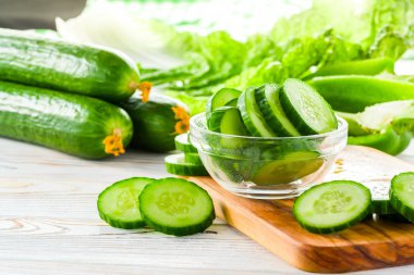 yeşil salatalıklar masada.