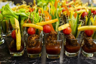 bir cam fincan bir tepsi üzerinde sebzeli et aperatifler