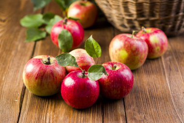 bir masada kırmızı taze elma