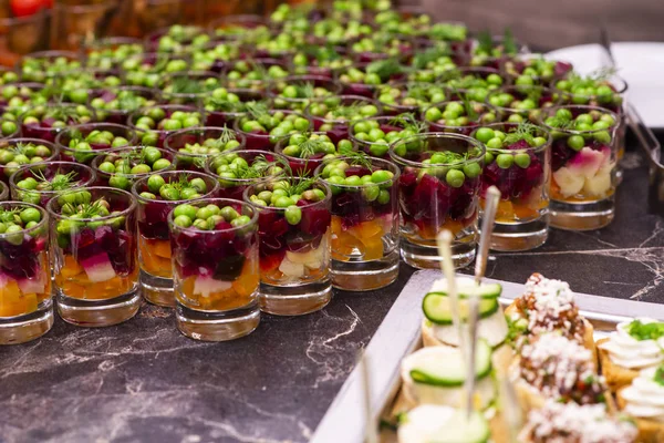 Guisantes verdes en un aderezo de ensalada con verduras en una mesa buffet —  Fotos de Stock