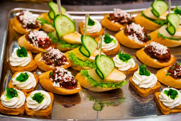 Bocadillos fríos en la mesa buffet —  Fotos de Stock