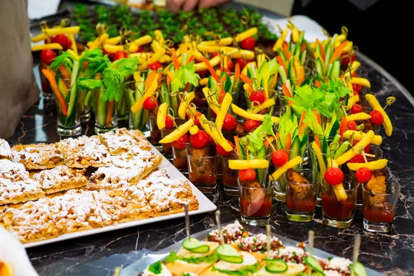 Canapés y aperitivos en la mesa buffet —  Fotos de Stock