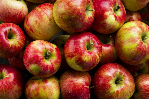 red fresh apples on a wooden table