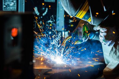 Argon ile çalışan elektrik kaynakçısı