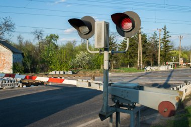 Demiryolu kavşağında kırmızı ışık semaforu