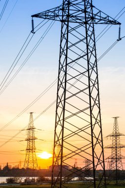 Güneşe karşı elektrik hattı