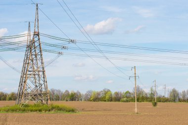 Gökyüzüne karşı yüksek voltajlı elektrik hatları