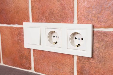 Duvarında düğmesi olan bir priz.
