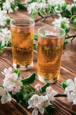 Büyük bardakta elma suyu.