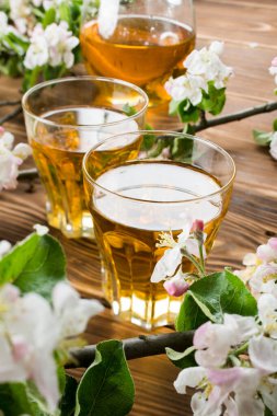 Çiçeklerin arasında elma suyu