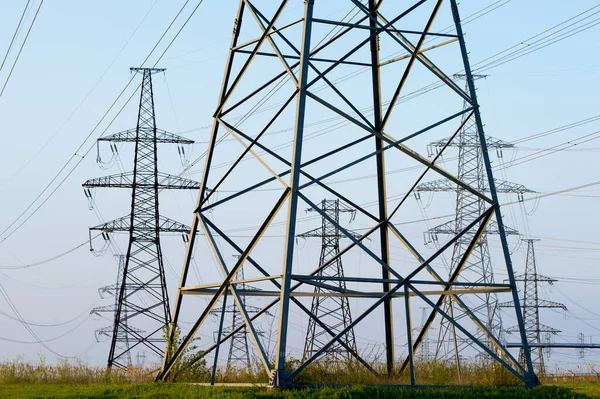 Líneas Eléctricas Contra Cielo —  Fotos de Stock