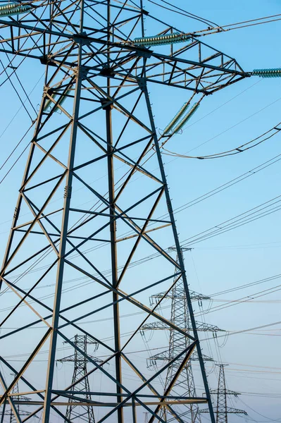 Líneas Eléctricas Contra Cielo —  Fotos de Stock