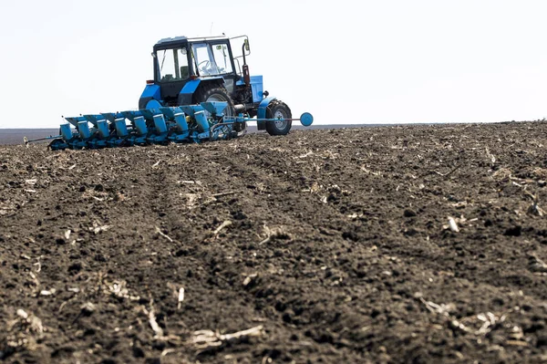 Trattore Nel Campo All Atto Impianto — Foto Stock