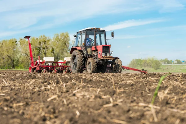 Trattore Con Fioriera Nel Campo Uno Sfondo Cielo Blu — Foto Stock