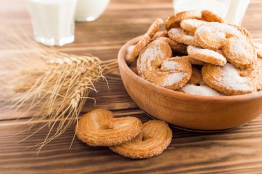 Tahta masada süt ve kurabiye