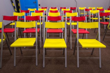 Konferans odasında plastik sandalyeler