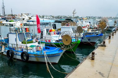 Paphos limanında demirlemiş balıkçı tekneleri, 2016