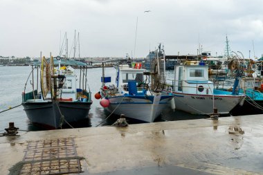 Paphos limanında demirlemiş balıkçı tekneleri, 2016